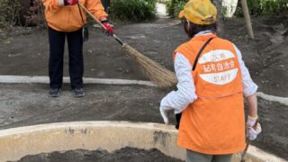 新緑の中　公園清掃活動で汗をかく！